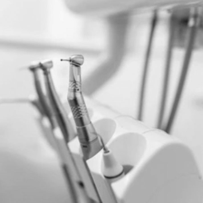 02 galeria_laboratorio_dental_methalab_712x712_gris